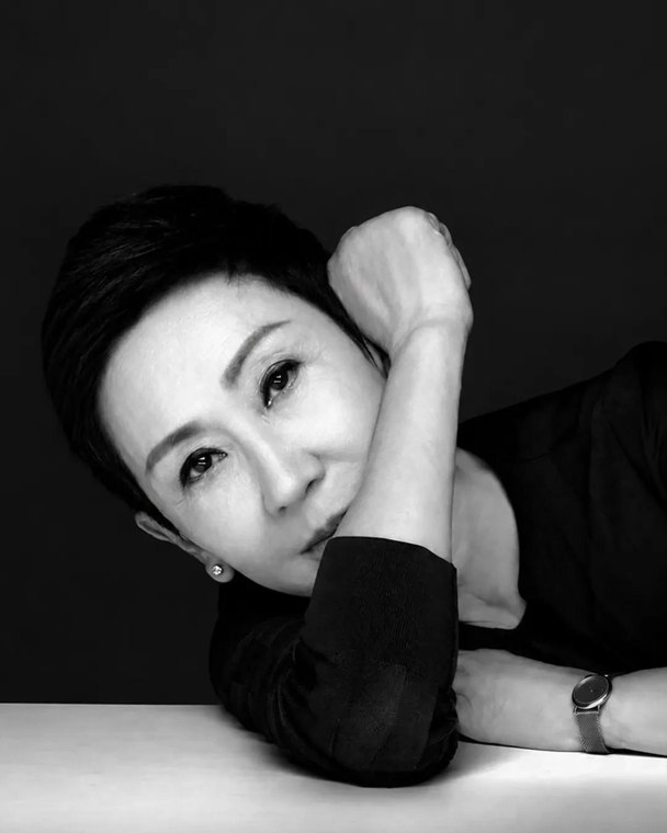 著名电影人施南生去世,因细菌感染引发多重器官衰竭,前夫徐克深夜回应,成龙、舒淇、李冰冰等发文悼念